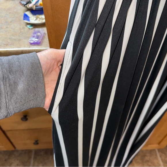Chic Striped Maxi Dress in Black and White - Picture 8 of 10